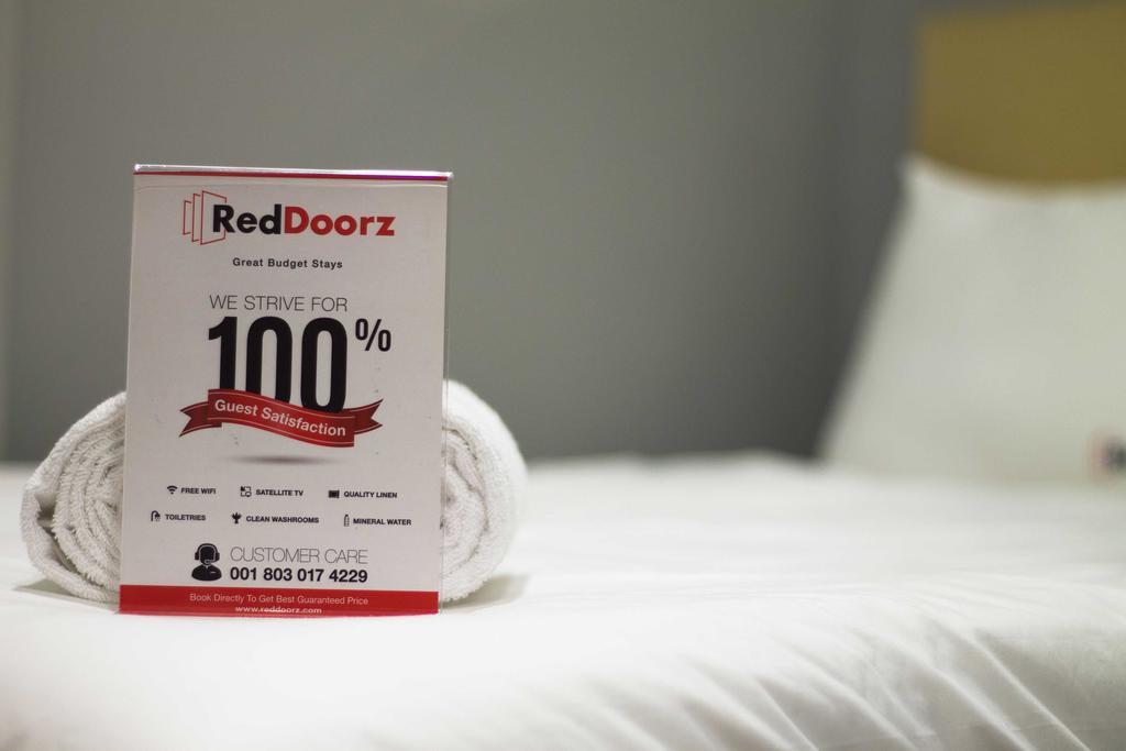 Reddoorz Near Balai Kota Surabaya Otel Dış mekan fotoğraf