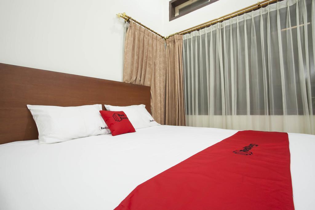 Reddoorz Near Balai Kota Surabaya Otel Dış mekan fotoğraf