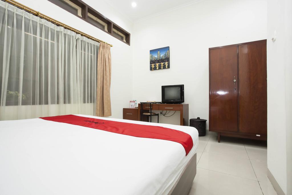 Reddoorz Near Balai Kota Surabaya Otel Dış mekan fotoğraf