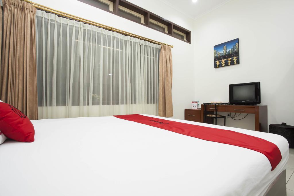 Reddoorz Near Balai Kota Surabaya Otel Dış mekan fotoğraf