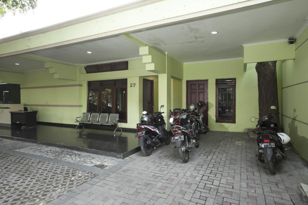 Reddoorz Near Balai Kota Surabaya Otel Dış mekan fotoğraf