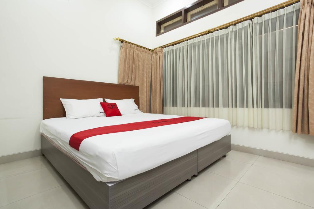 Reddoorz Near Balai Kota Surabaya Otel Dış mekan fotoğraf