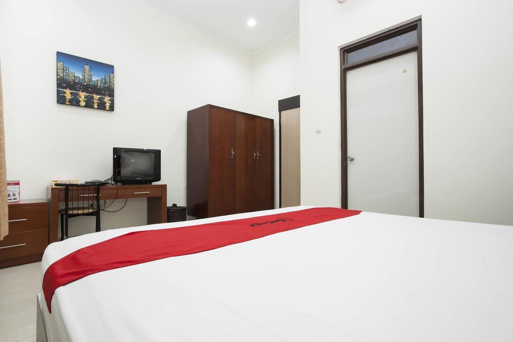 Reddoorz Near Balai Kota Surabaya Otel Dış mekan fotoğraf