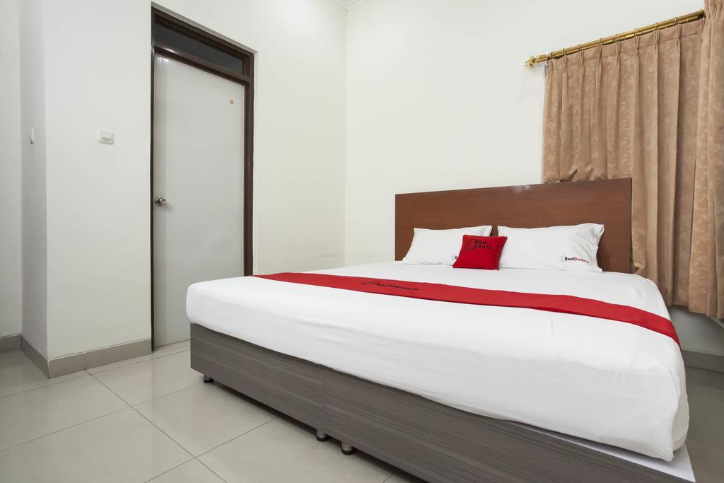 Reddoorz Near Balai Kota Surabaya Otel Dış mekan fotoğraf