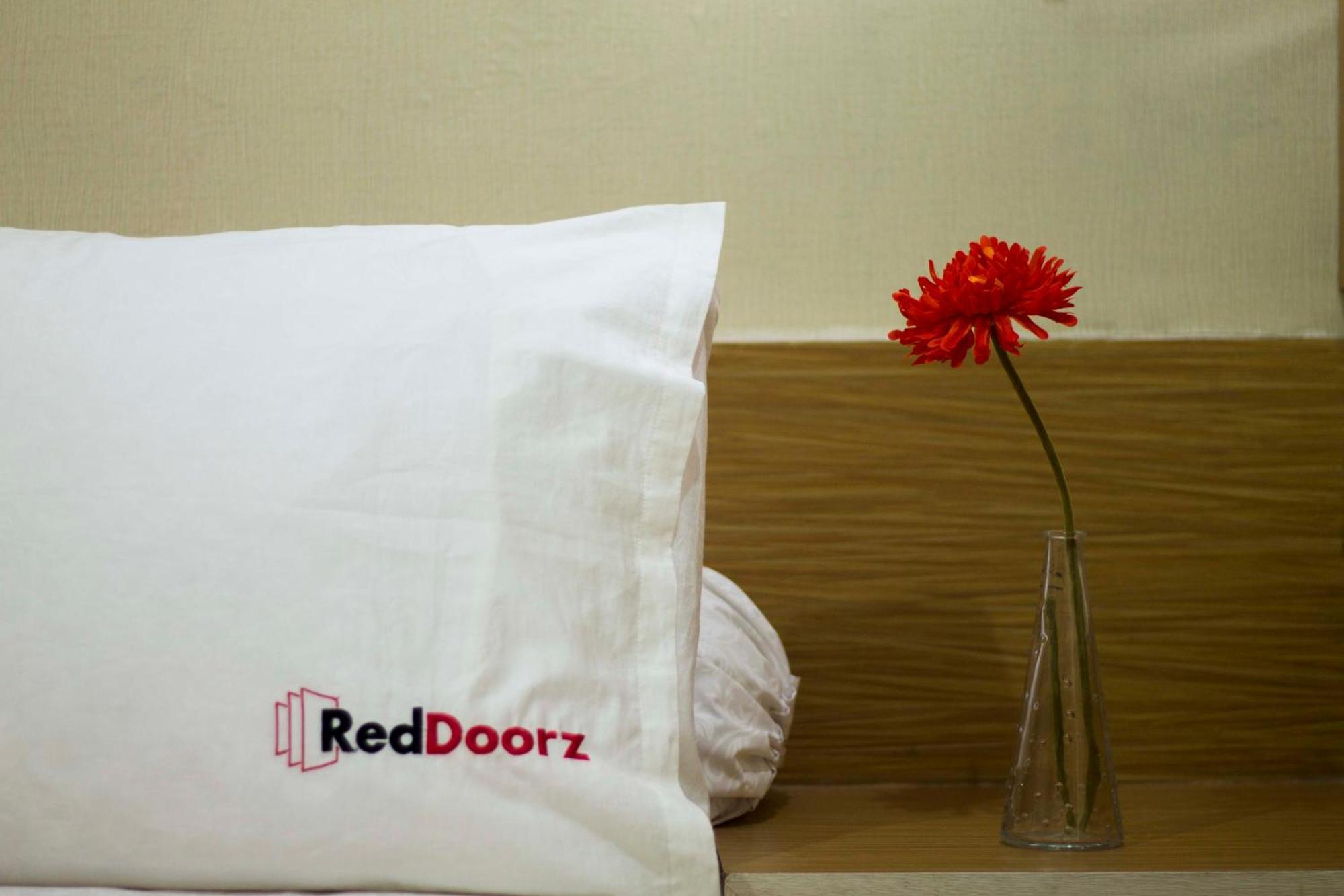 Reddoorz Near Balai Kota Surabaya Otel Dış mekan fotoğraf